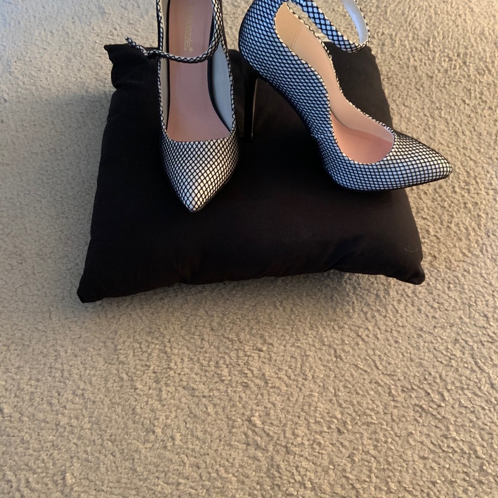 Heels - Picture 4 of 4